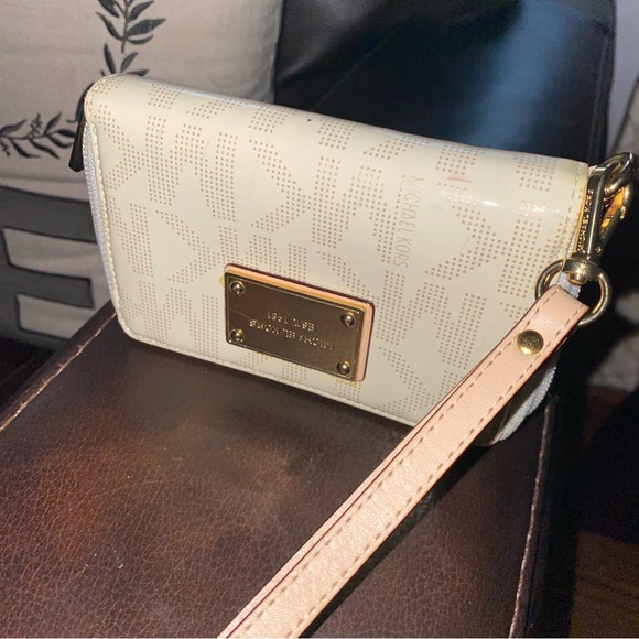 Michael kors zip wallet, wristlet. White shiney monogram leather gold hardware - Picture 9 of 10